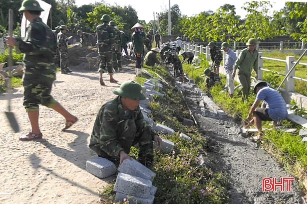 Chiến sỹ Biên phòng Hà Tĩnh giúp địa bàn nơi đóng quân xây dựng nông thôn mới