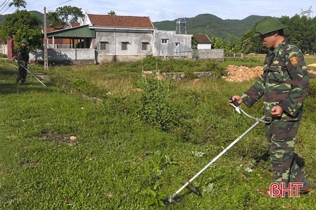 Chiến sỹ Biên phòng Hà Tĩnh giúp địa bàn nơi đóng quân xây dựng nông thôn mới