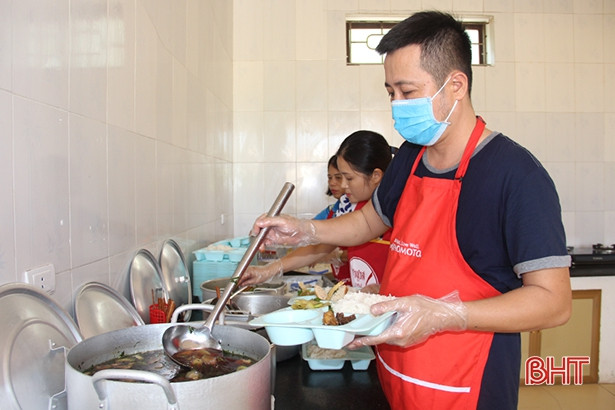 100 suất cơm miễn phí cho bệnh nhân tâm thần