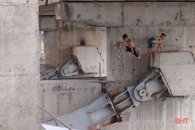 Rùng mình cảnh trẻ em nhảy cầu tắm sông sâu 10 m