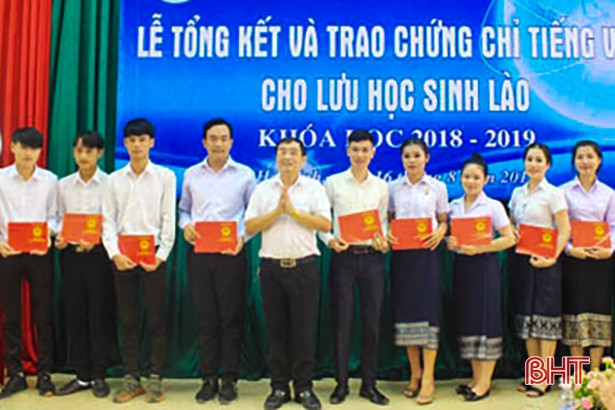 241 lưu học sinh Lào được trao chứng chỉ tiếng Việt