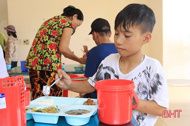 100 suất cơm miễn phí cho bệnh nhân tâm thần