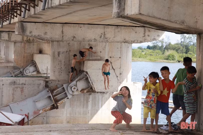 Rùng mình cảnh trẻ em nhảy cầu tắm sông sâu 10 m
