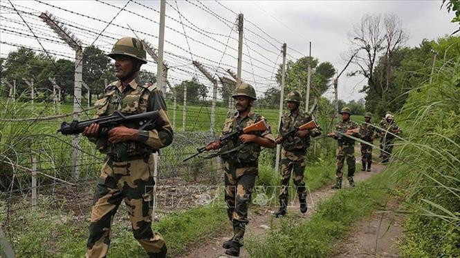Ấn Độ và Pakistan đấu súng tại Kashmir: 8 binh sĩ thiệt mạng