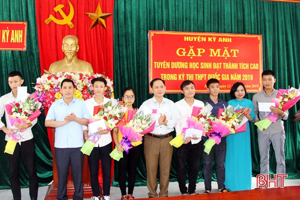 Kỳ Anh tuyên dương 21 học sinh đạt thành tích cao Kỳ thi THPT Quốc gia