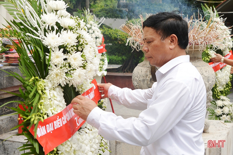 Phó Thủ tướng Chính phủ Lào dâng hương Khu lưu niệm Nguyễn Du và Ngã ba Đồng Lộc