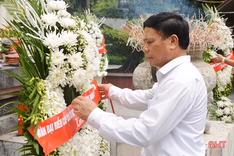 Phó Thủ tướng Chính phủ Lào dâng hương Khu lưu niệm Nguyễn Du và Ngã ba Đồng Lộc