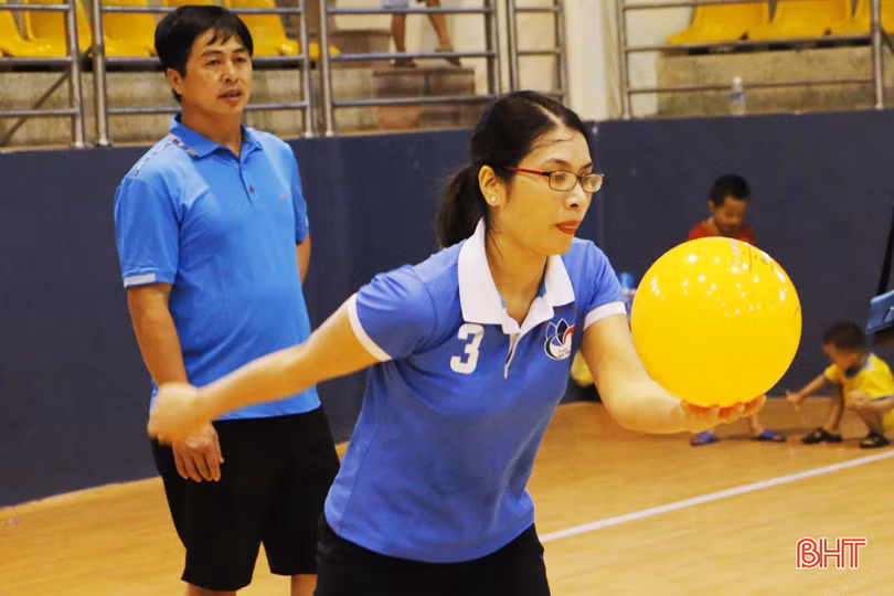 11 đội tranh tài bóng chuyền hơi nữ khối thi đua VHXH - Hành chính tổng hợp Hà Tĩnh