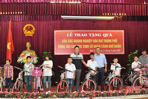 Trao tặng quà trị giá 750 triệu đồng cho học sinh nghèo Đức Thọ