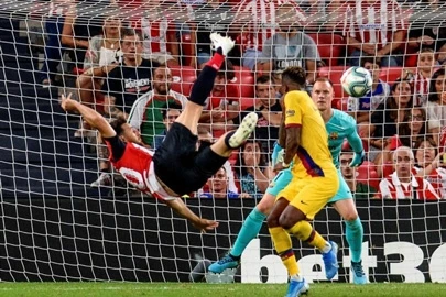 Pha “cắt kéo” đứt luôn niềm kiêu hãnh Barca