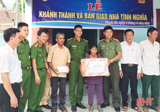 Công an Thạch Hà trao thiết bị nhà văn hóa, tặng nhà cho người độc thân