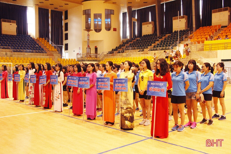 11 đội tranh tài bóng chuyền hơi nữ khối thi đua VHXH - Hành chính tổng hợp Hà Tĩnh