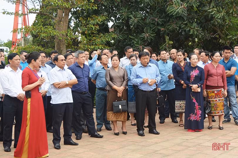 Phó Thủ tướng Chính phủ Lào dâng hương Khu lưu niệm Nguyễn Du và Ngã ba Đồng Lộc