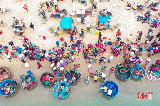 Người dân xã Cẩm Nhượng vớt bèo tây, rác thải dọc tuyến kè biển sau mưa bão