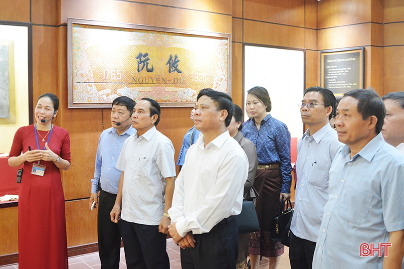 Phó Thủ tướng Chính phủ Lào dâng hương Khu lưu niệm Nguyễn Du và Ngã ba Đồng Lộc