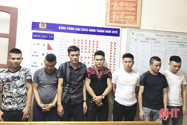 Bắt 7 đối tượng “đập đá” trong quán karaoke ở TP Hà Tĩnh