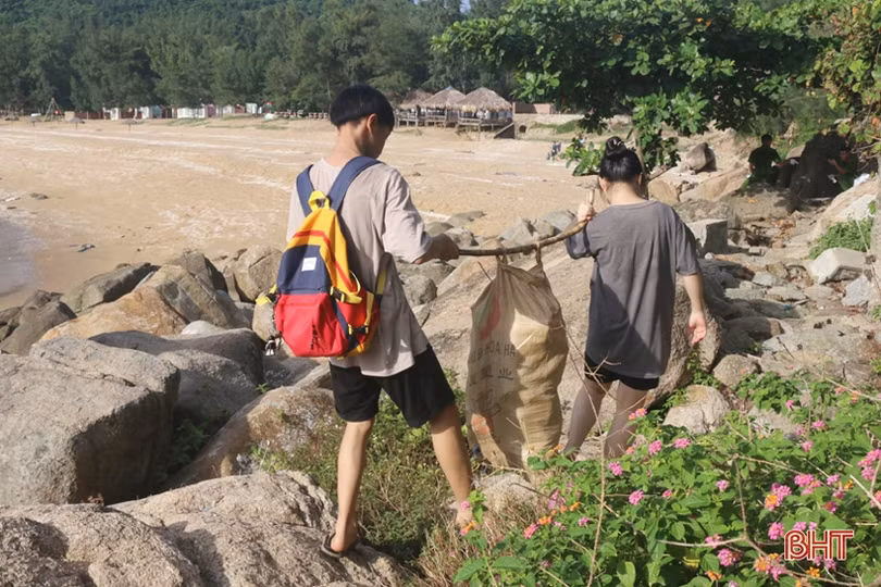 Nhóm bạn trẻ TP Hà Tĩnh “giải cứu” bãi biển Quỳnh Viên khỏi rác thải