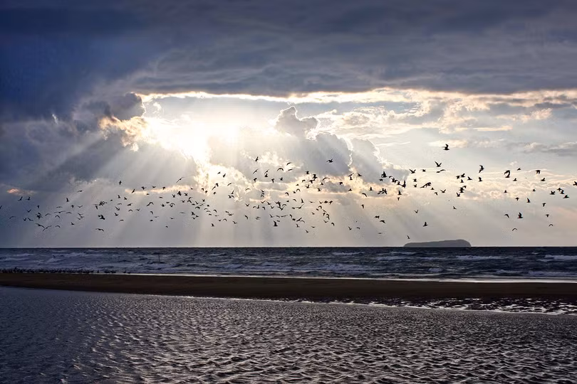 Bãi biển như tấm gương soi trời ở Nhật Bản