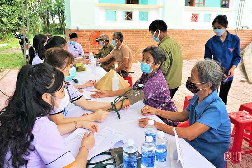 Khám, cấp thuốc miễn phí cho người có công ở Hương Khê