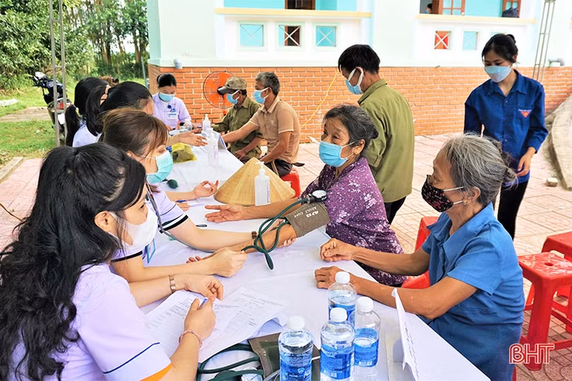 Khám, cấp thuốc miễn phí cho người có công ở Hương Khê