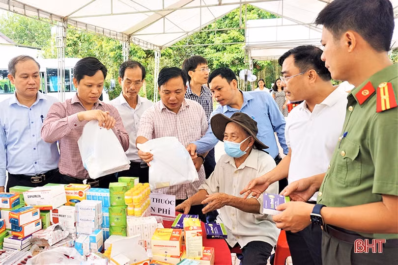 Khám, cấp thuốc miễn phí cho người có công ở Hương Khê