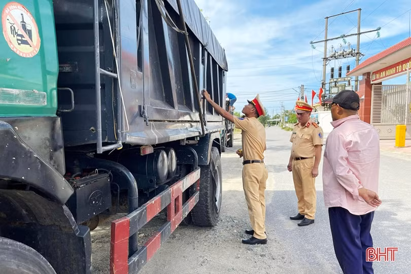 Giải pháp nào ngăn chặn triệt để xe quá khổ, quá tải ở Hà Tĩnh?