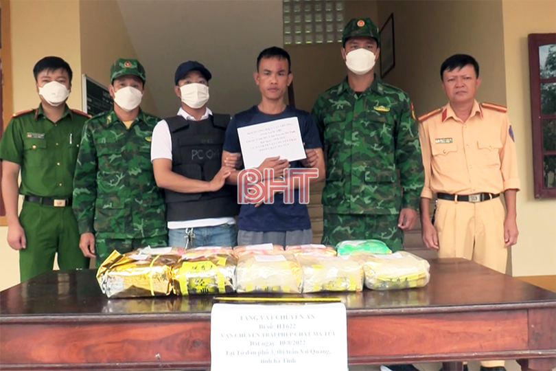 Hà Tĩnh: Bắt đối tượng thuê taxi vận chuyển 10kg ma túy đá