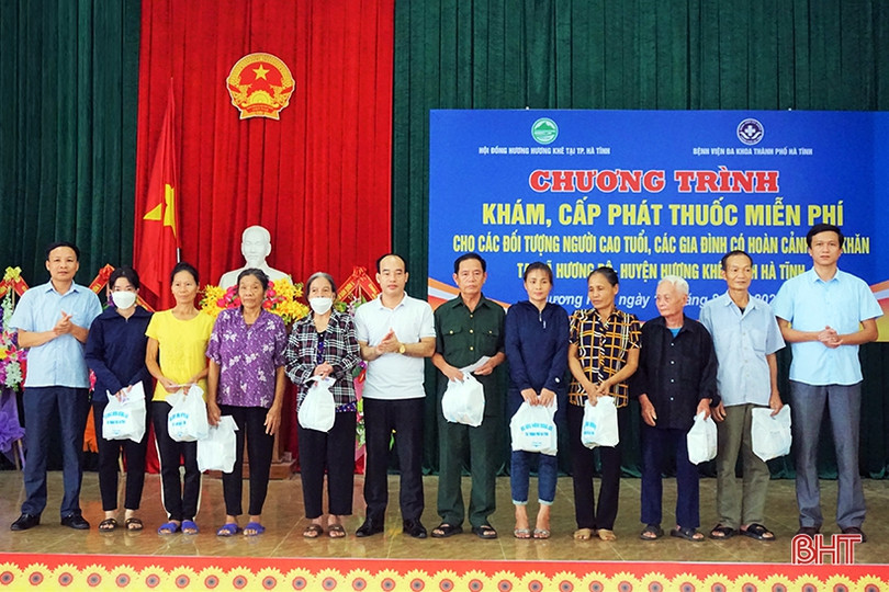 Khám, cấp thuốc miễn phí cho người có công ở Hương Khê
