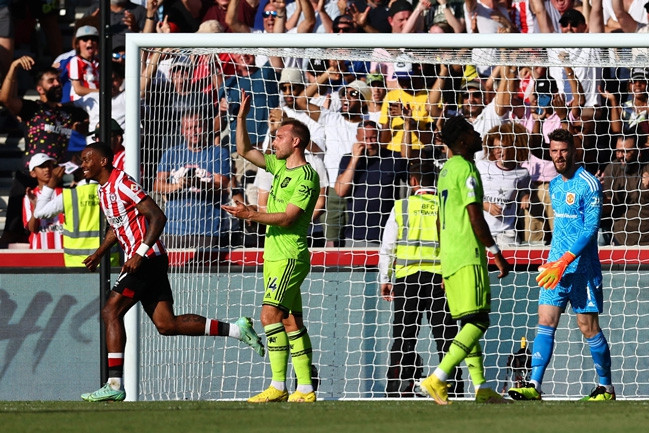 Thảm bại trước Brentford, MU xuống đáy BXH Premier League 2022/23