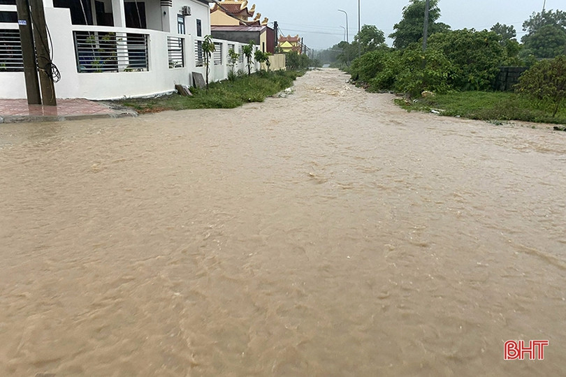 Mưa lớn kéo dài, nhiều tuyến đường tại thị xã Kỳ Anh ngập cục bộ