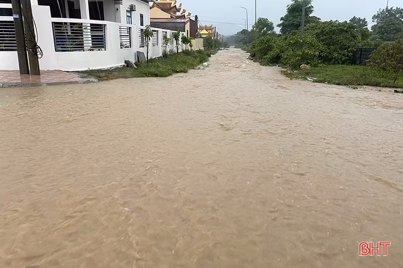 Mưa lớn kéo dài, nhiều tuyến đường tại thị xã Kỳ Anh ngập cục bộ