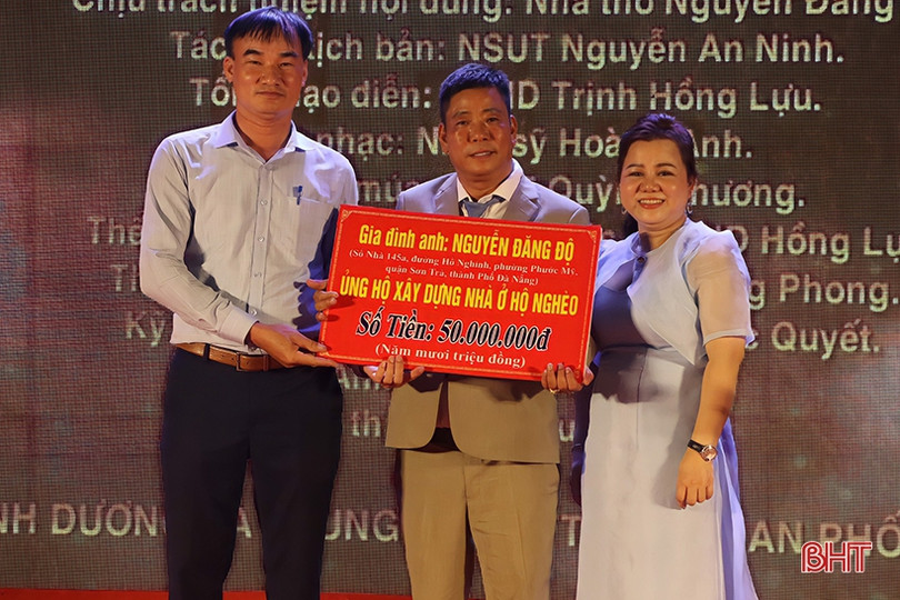 Doanh nhân quê Hà Tĩnh trao 200 triệu đồng cho hộ nghèo, học sinh khó khăn