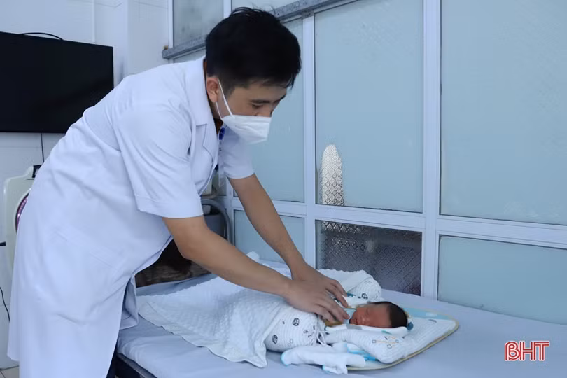 Phụ nữ Hà Tĩnh được tư vấn, hướng dẫn cách nuôi con bằng sữa mẹ