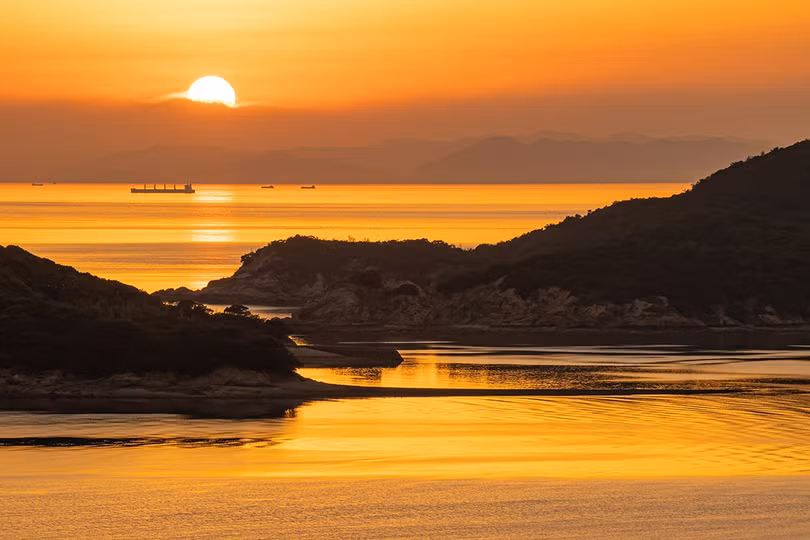 Bãi biển như tấm gương soi trời ở Nhật Bản