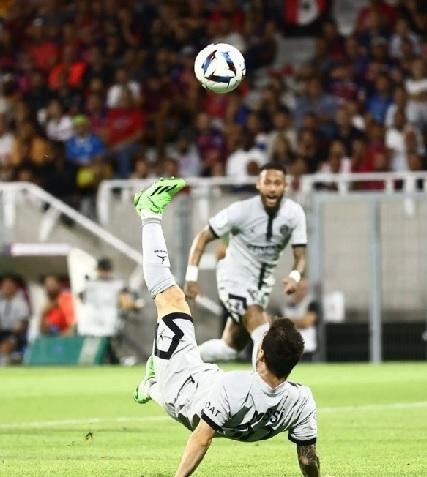 MU tăng giá mua Arnautovic, Messi đàm phán Barca