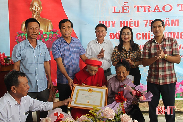 Trao Huy hiệu 75 năm tuổi Đảng cho nguyên Phó Bí thư Thường trực Huyện ủy Can Lộc