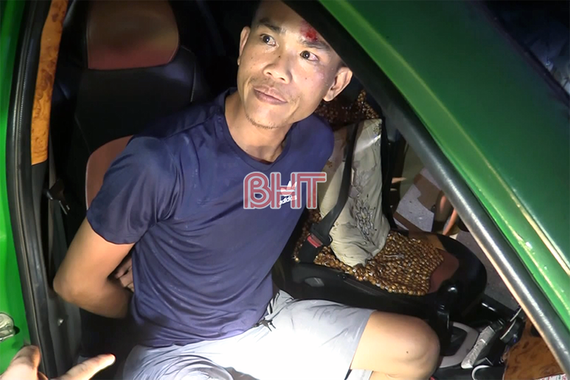 Hà Tĩnh: Bắt đối tượng thuê taxi vận chuyển 10kg ma túy đá