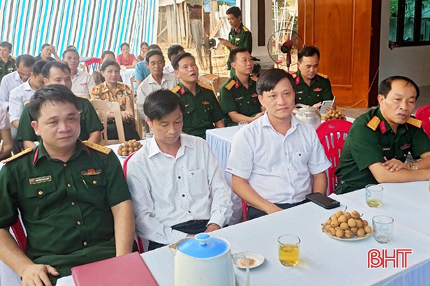 Bàn giao nhà tình nghĩa cho gia đình chính sách ở Hương Sơn
