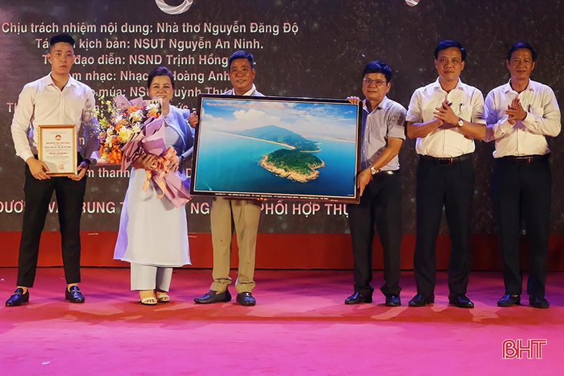 Doanh nhân quê Hà Tĩnh trao 200 triệu đồng cho hộ nghèo, học sinh khó khăn