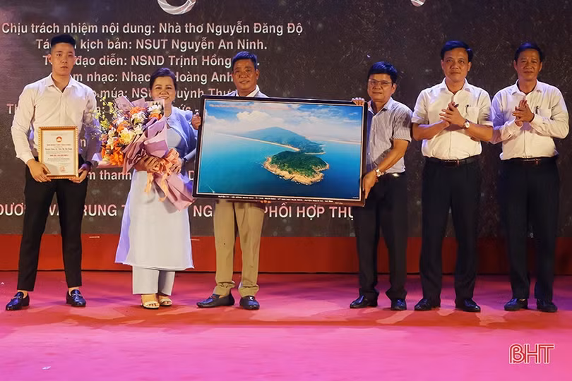 Doanh nhân quê Hà Tĩnh trao 200 triệu đồng cho hộ nghèo, học sinh khó khăn