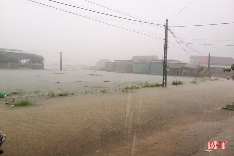 Mưa lớn kéo dài, nhiều tuyến đường tại thị xã Kỳ Anh ngập cục bộ