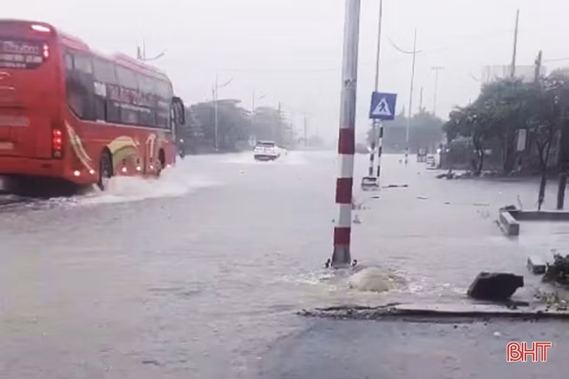 Mưa lớn kéo dài, nhiều tuyến đường tại thị xã Kỳ Anh ngập cục bộ