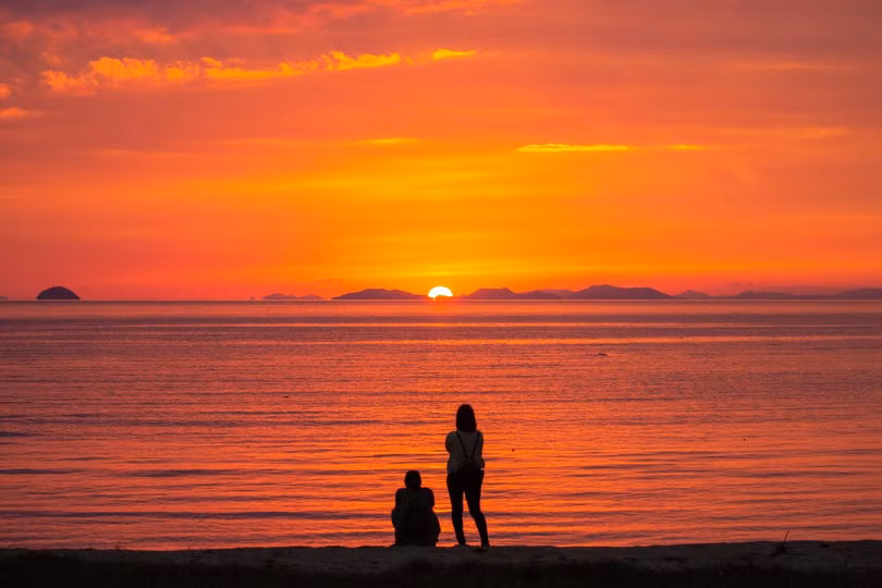 Bãi biển như tấm gương soi trời ở Nhật Bản