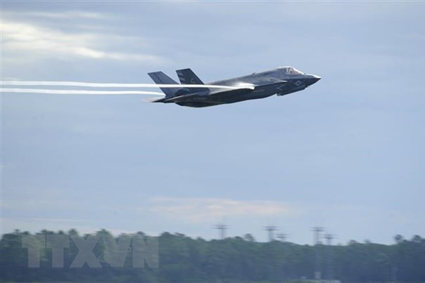 Mỹ điều ba tiêm kích F-22 giám sát khí cầu lạ