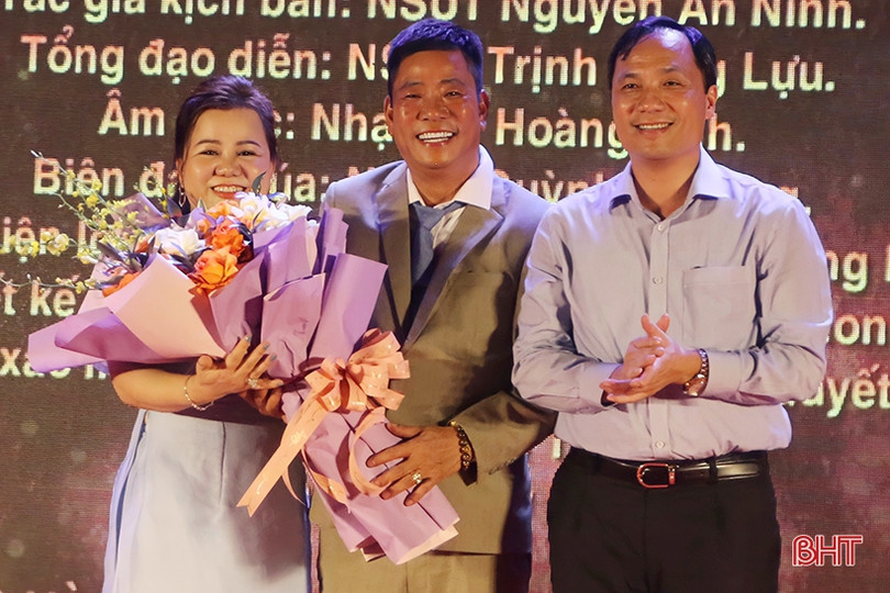 Doanh nhân quê Hà Tĩnh trao 200 triệu đồng cho hộ nghèo, học sinh khó khăn