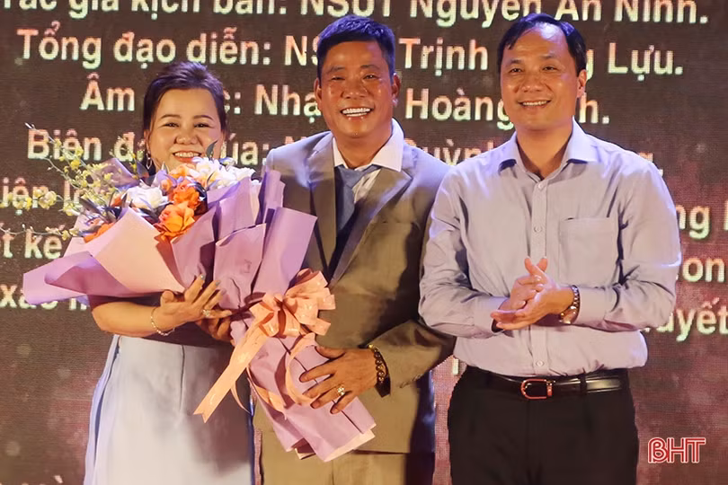 Doanh nhân quê Hà Tĩnh trao 200 triệu đồng cho hộ nghèo, học sinh khó khăn