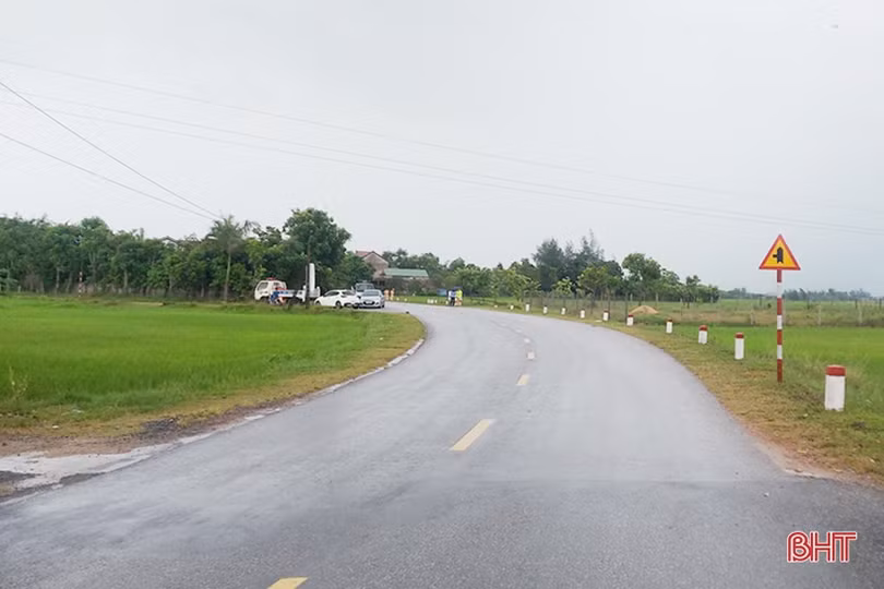 Xe máy tông cột mốc trên quốc lộ 8C, 2 người thương vong