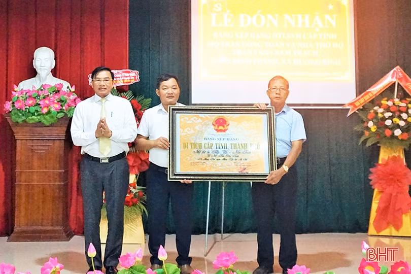 Nhà thờ họ Trần Văn - Nam Trạch đón nhận bằng Di tích lịch sử văn hóa cấp tỉnh