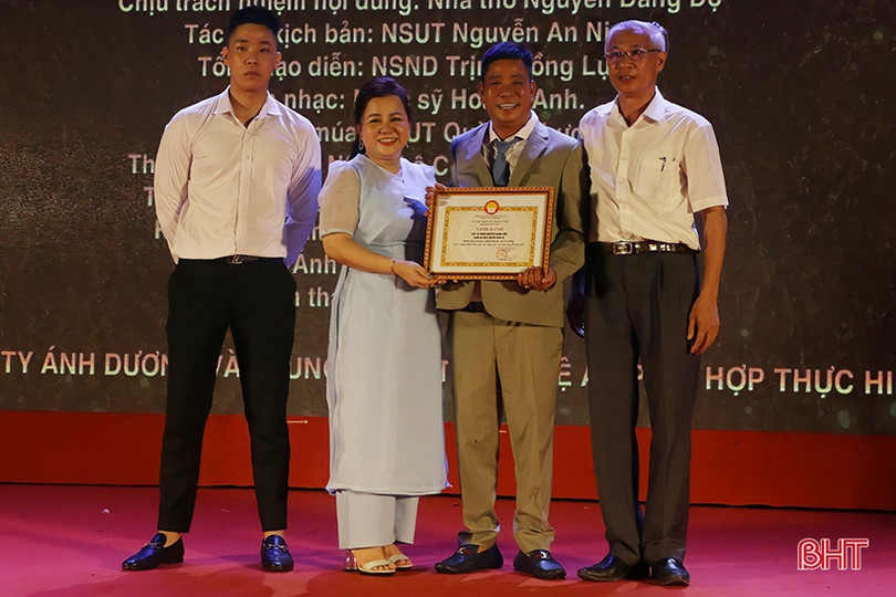 Doanh nhân quê Hà Tĩnh trao 200 triệu đồng cho hộ nghèo, học sinh khó khăn