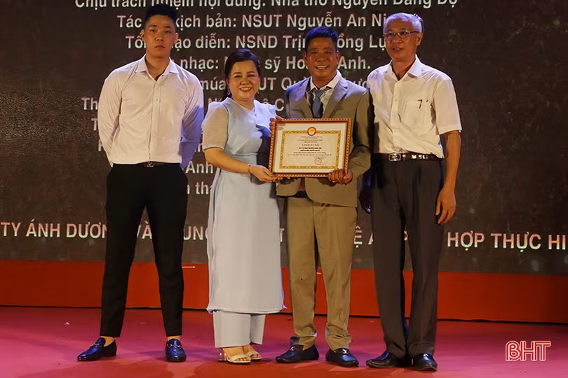 Doanh nhân quê Hà Tĩnh trao 200 triệu đồng cho hộ nghèo, học sinh khó khăn